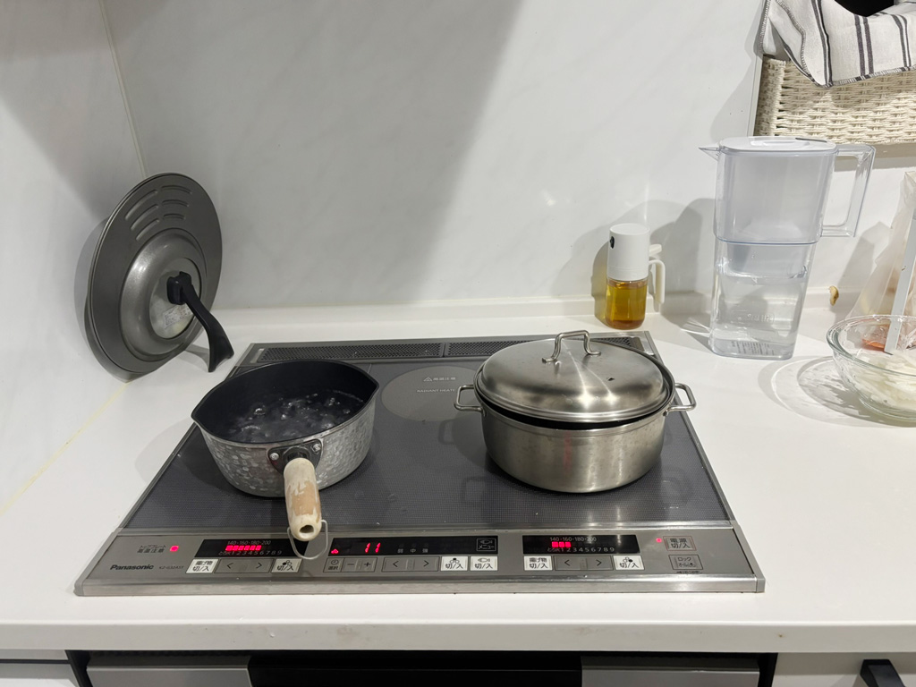2250キッチンで2人分の料理を調理中(IH2口使ってるところ)