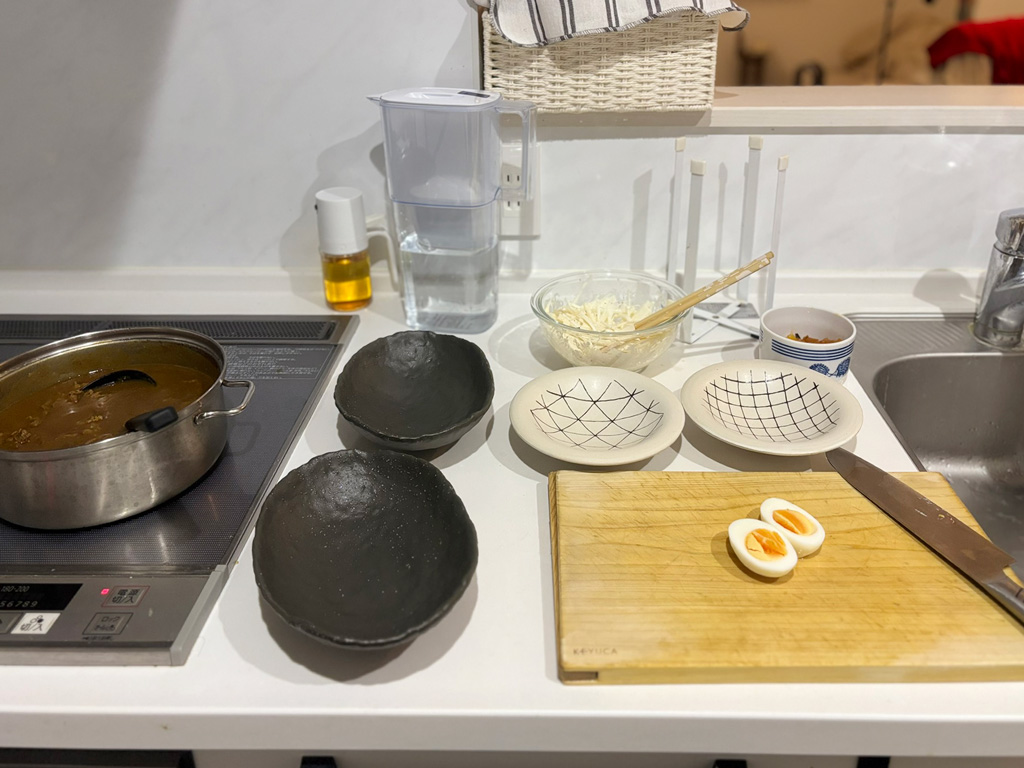 2250キッチンで料理中の作業スペース